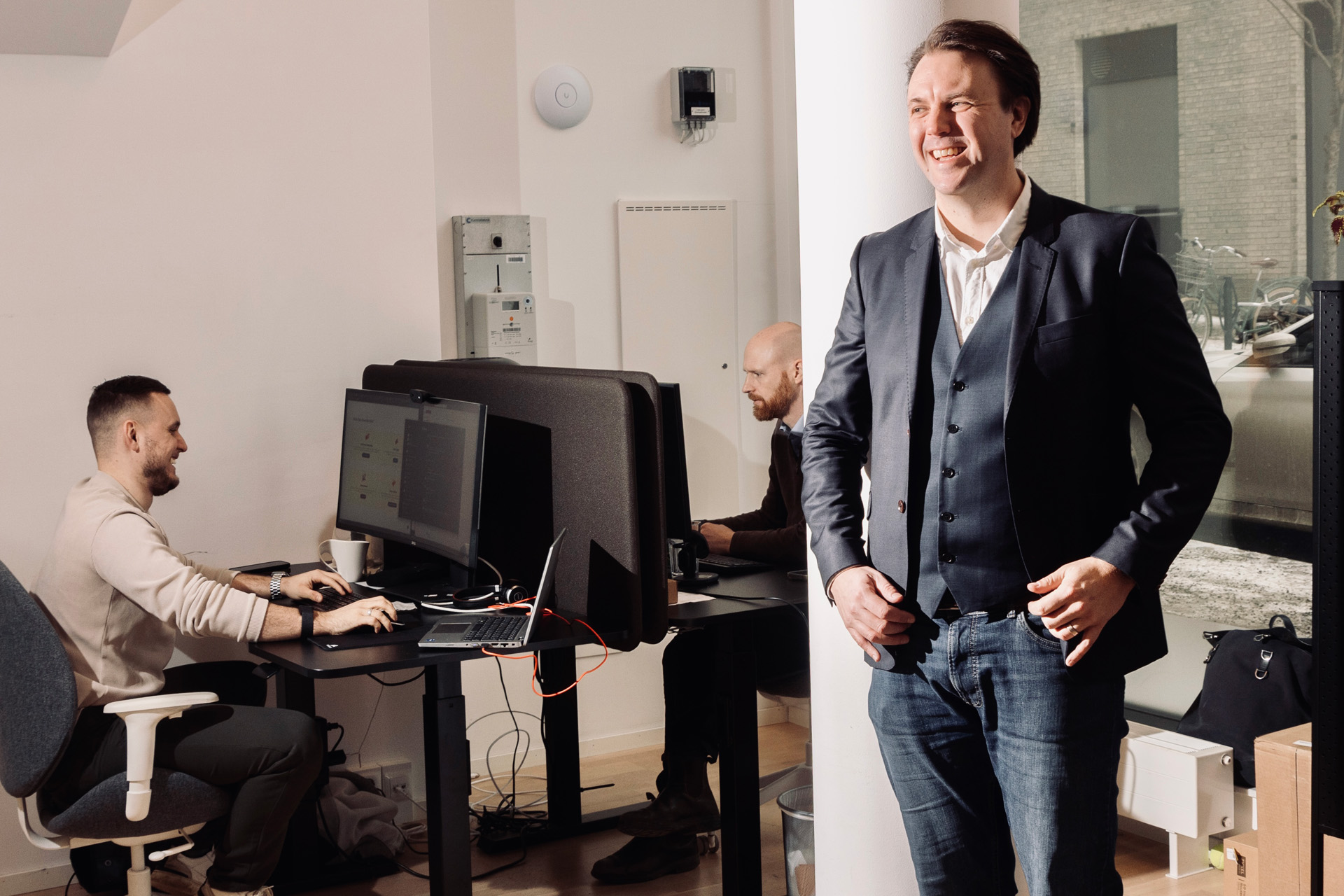 Foto på personer som jobbar på ett IT-bolag.